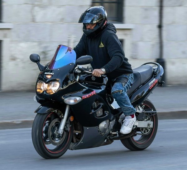 Quels sont les critères pour sélectionner des échappements homologués pour une Suzuki GSX-R750 ?